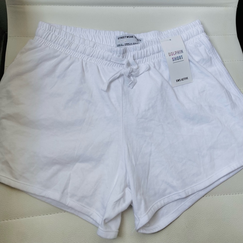 White shorts - Picture 1 of 3